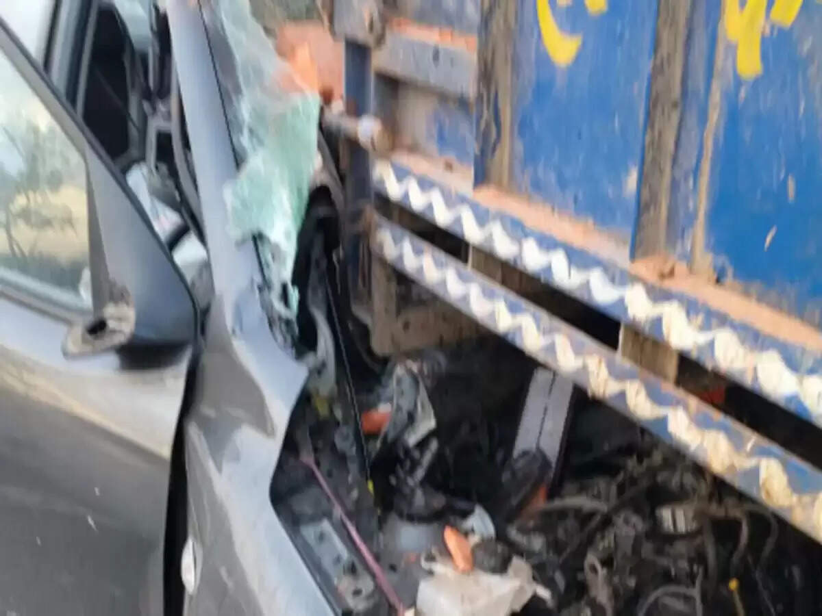 मथुरा में सड़क दुर्घटना में दो लोगों की मौत, टैक्सी ने ट्रैक्टर-ट्रॉली को मारा टक्कर