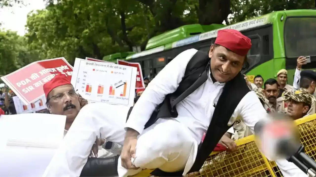 क्या विपक्ष की लोकतंत्र की रक्षा की कोशिशें सफल होंगी? अखिलेश यादव का बैरिकेड कूदना चर्चा का विषय