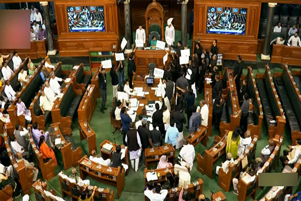 संसद के मानसून सत्र में विपक्ष का हंगामा, कार्यवाही बार-बार स्थगित