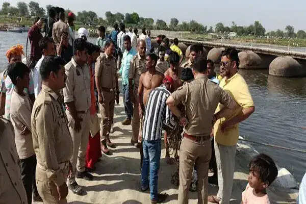 मथुरा में नाव पलटने से बड़ा हादसा: 10 श्रद्धालुओं की मौत