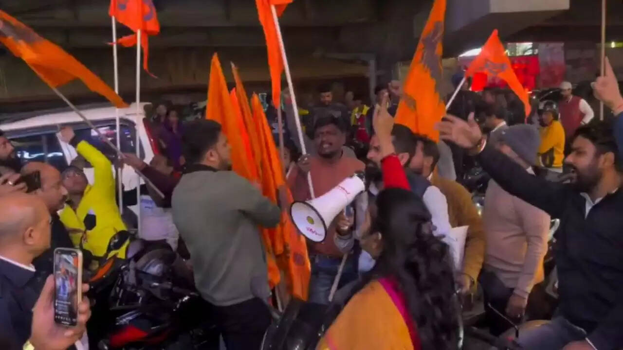 बांग्लादेश में बढ़ते तनाव के बीच भारत ने वीजा सेवाएं निलंबित कीं