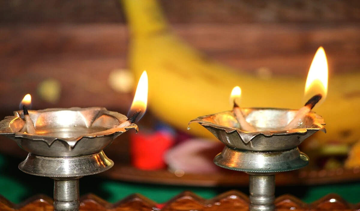 पूजा के दौरान दीपक बुझने पर क्या करें: जानें उपाय