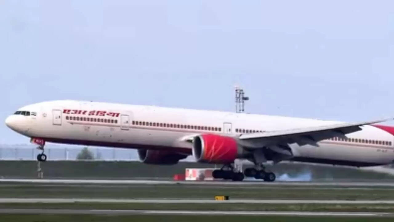 दिल्ली से सिंगापुर की एयर इंडिया उड़ान में तकनीकी समस्या: यात्रियों को हुई कठिनाई
