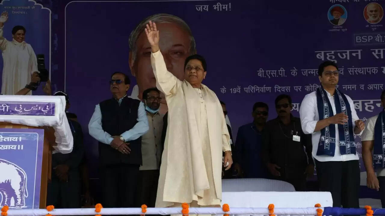 मायावती की महारैली: बसपा का चुनावी संकल्प और विपक्ष पर तीखे हमले