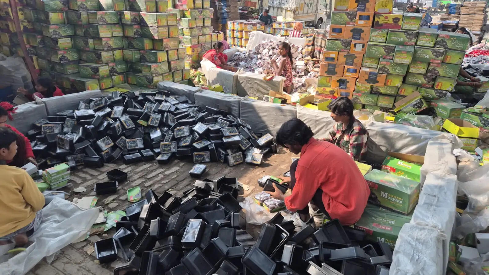 रमजान में खजूर की बिक्री में धांधली: सस्ते खजूर को महंगे पैकेज में बेचा जा रहा है