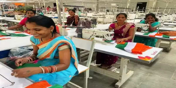 तिरंगा निर्माण में जुटीं गनियारी की मह‍िलाएं, मिला डेढ़ लाख झंडों का ऑर्डर