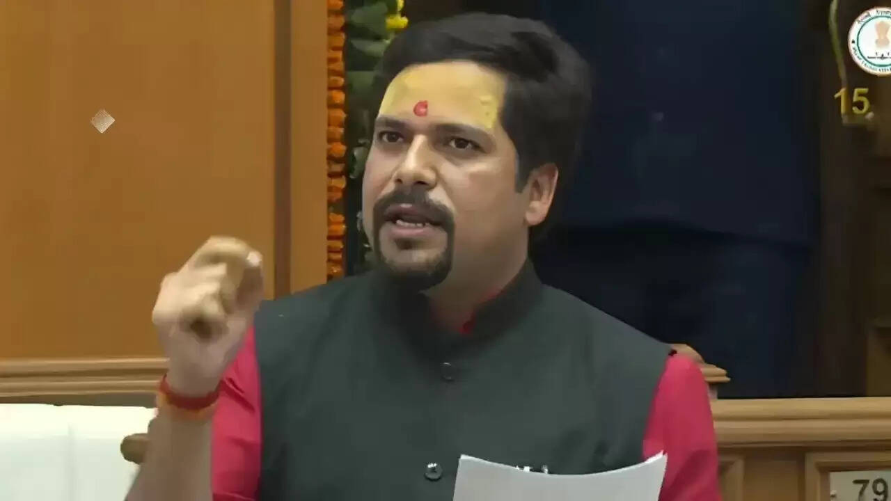 दिल्ली विधानसभा में संजीव झा का जोरदार विरोध: अफसरों के फोन न उठाने पर उठाए सवाल
