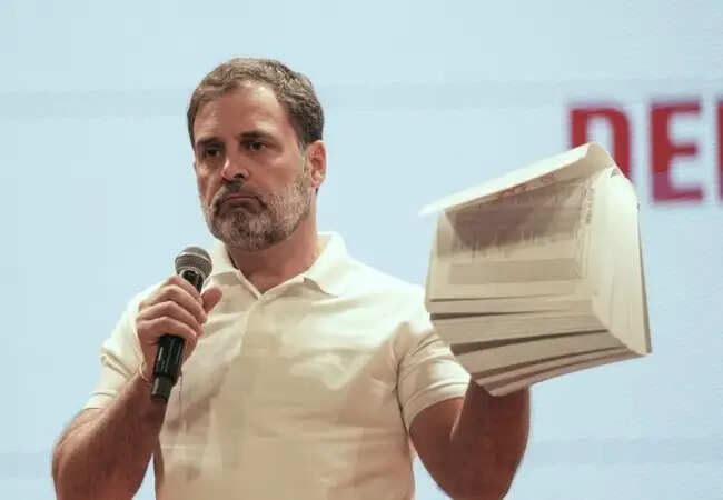 केरल चुनाव 2026: कांग्रेस ने मुख्यमंत्री विजयन पर लगाए गंभीर आरोप