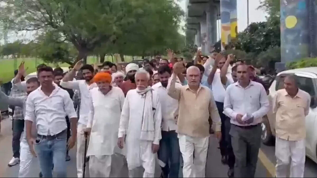 ग्रेटर नोएडा में किसानों का प्रदर्शन: भूखंड न मिलने पर भूख हड़ताल की चेतावनी