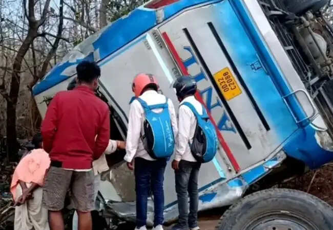 ओडिशा में टूरिस्ट बस दुर्घटना: 5 की मौत, 10 गंभीर रूप से घायल