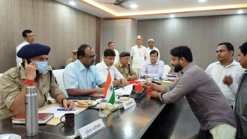 महराजगंज में फूड प्लाजा हटाने की मांग, युवा नेता ने ज्ञापन सौंपा