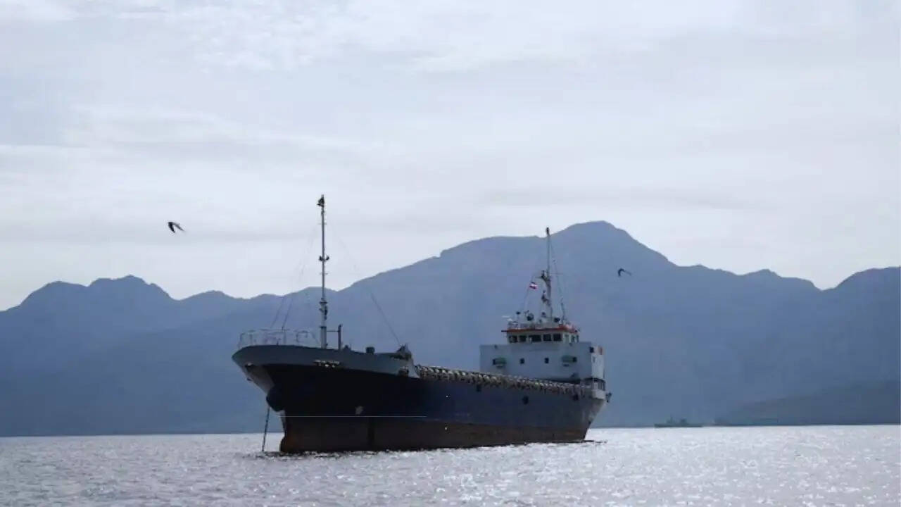 स्ट्रेट ऑफ होर्मुज में अमेरिका-ईरान तनाव: क्या है नाकेबंदी का असली कारण?