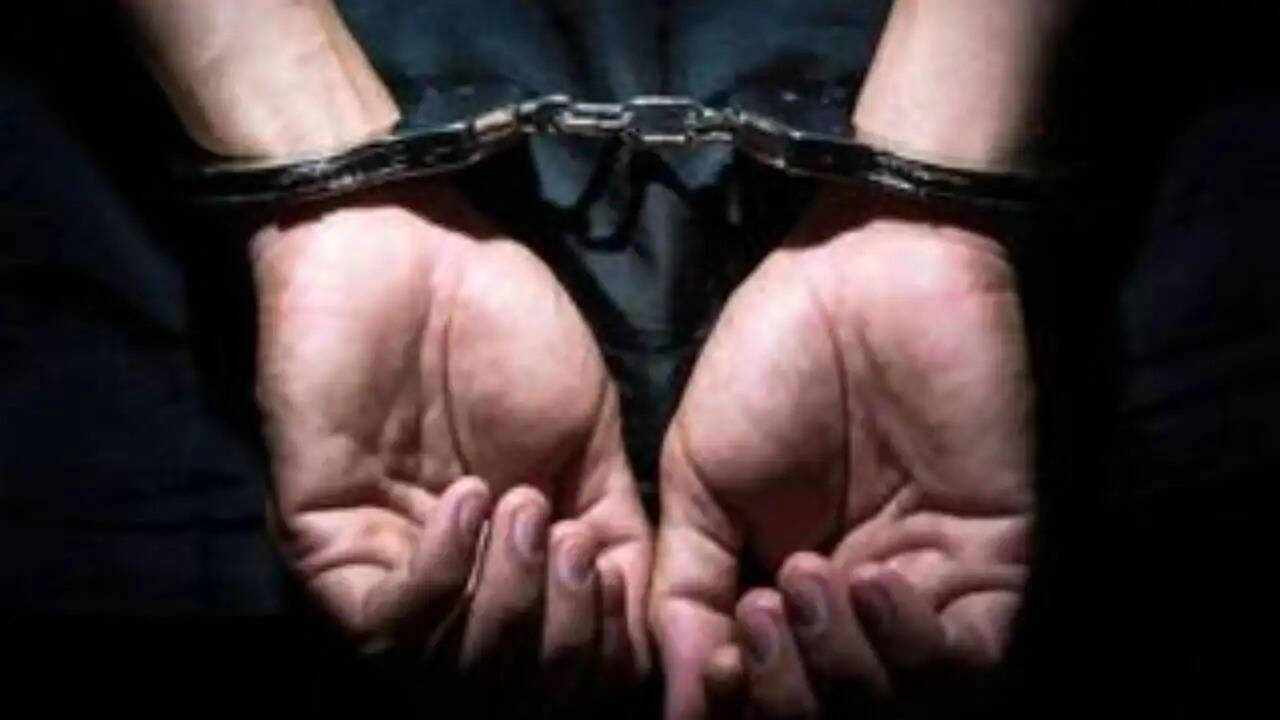 दिल्ली पुलिस के कांस्टेबल की गिरफ्तारी: एक करोड़ की लूट का खुलासा