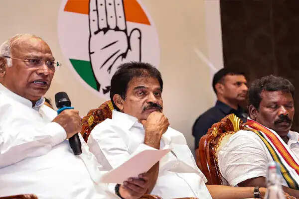 केरल विधानसभा चुनाव में कांग्रेस की जीत: मुख्यमंत्री पद के लिए दावेदारों की चर्चा