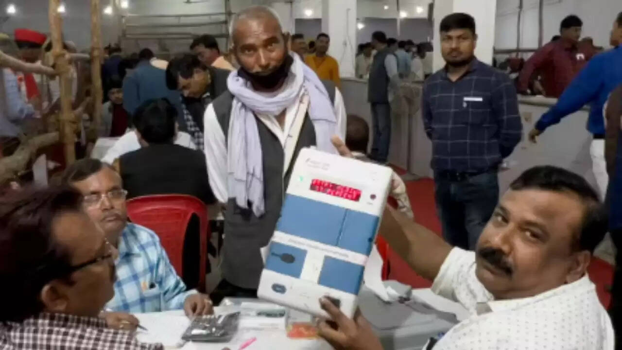 बिहार विधानसभा चुनाव: मतदान समाप्त, नतीजों का इंतजार