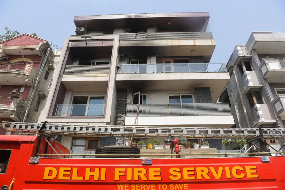 दिल्ली के शाहदरा में आग से नौ लोगों की मौत, जांच जारी
