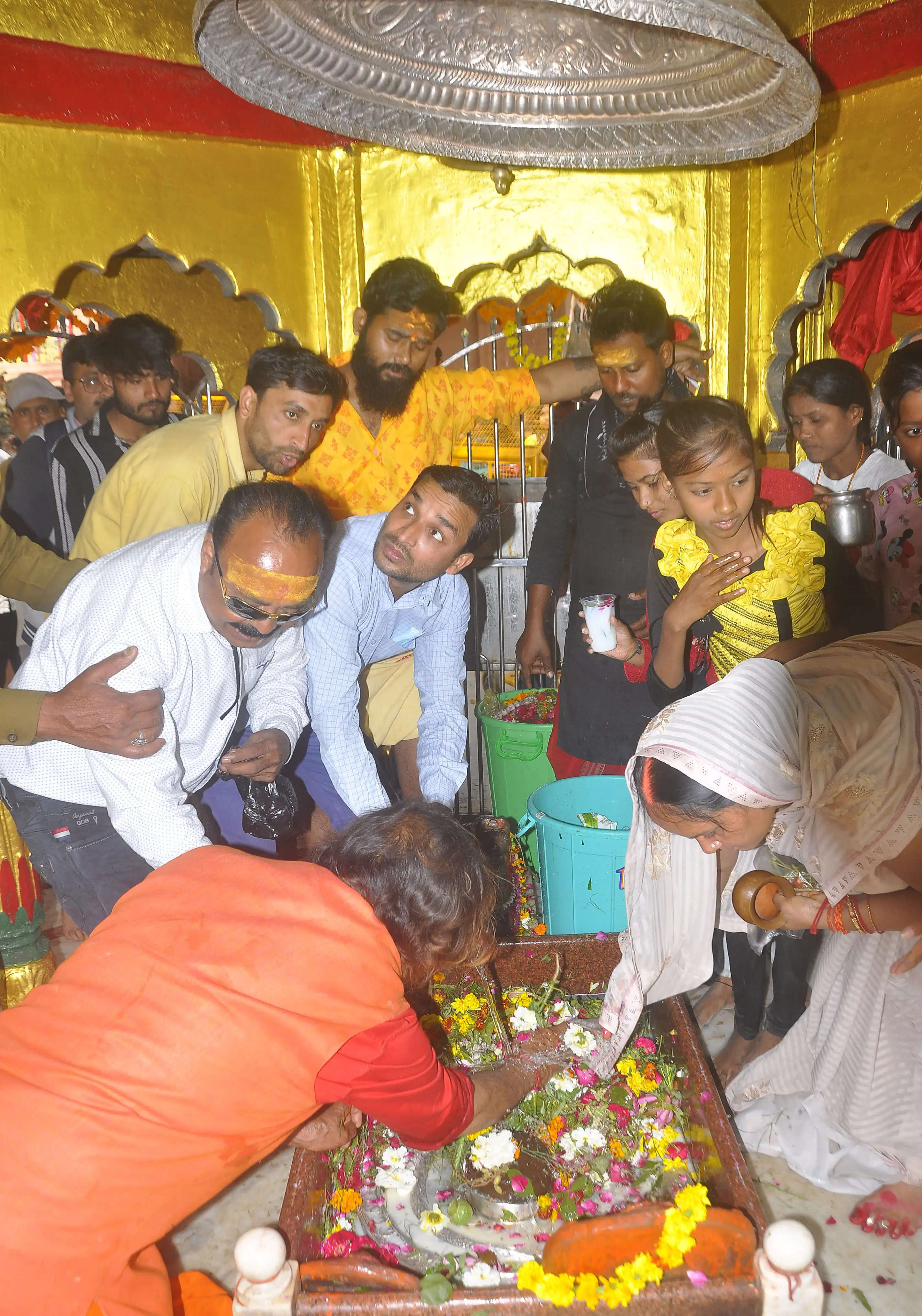 महाशिवरात्रि पर्व पर मानकामेश्वर मन्दिर में पूजा के लिए लगी श्रद्धालुओं की लम्बी कतार