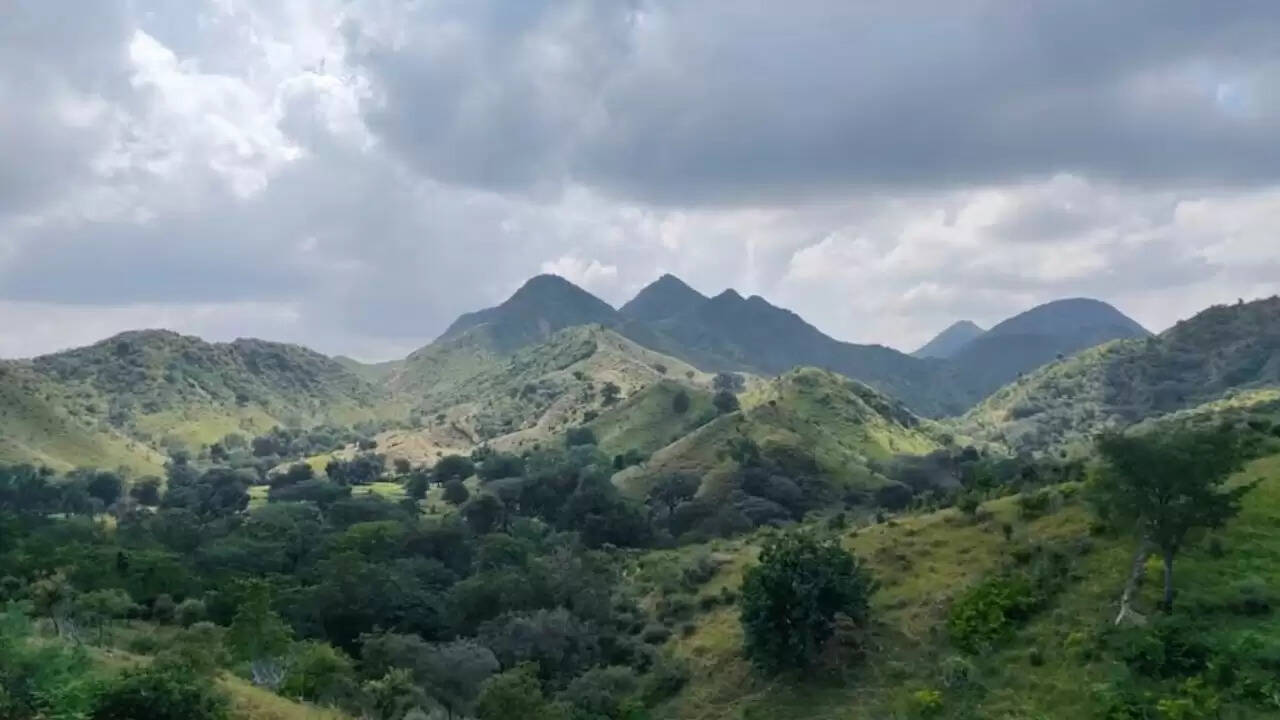 अरावली पर्वत श्रृंखला: उत्तर भारत की जीवनरेखा पर मंडराता संकट