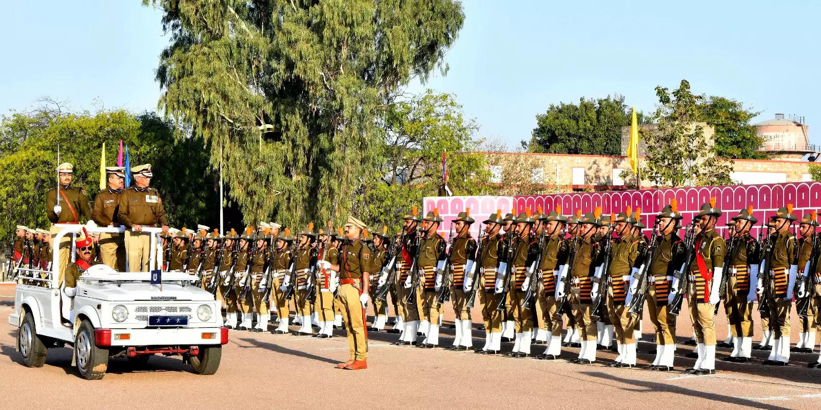 उत्कृष्ट कार्य करने वाले पुलिस अधिकारियों को डीजीपी ने केंद्रीय गृह मंत्री पदक,अति उत्कृष्ट सेवा पदक , उत्कृष्ट सेवा पदक, एवं डीजीपी डिस्क से किया सम्मानित