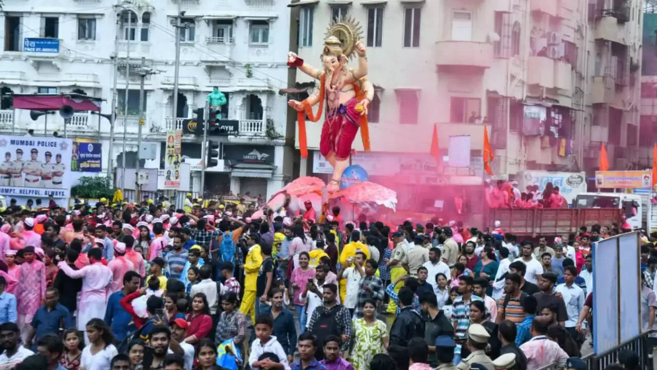 गणपति विसर्जन में आई बाधाएं: गिरगांव चौपाटी पर हाई टाइड का असर