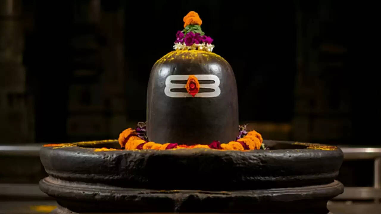 सावन के अंतिम सोमवार पर शिवलिंग पर चढ़ाने के लिए 5 पवित्र वस्तुएं