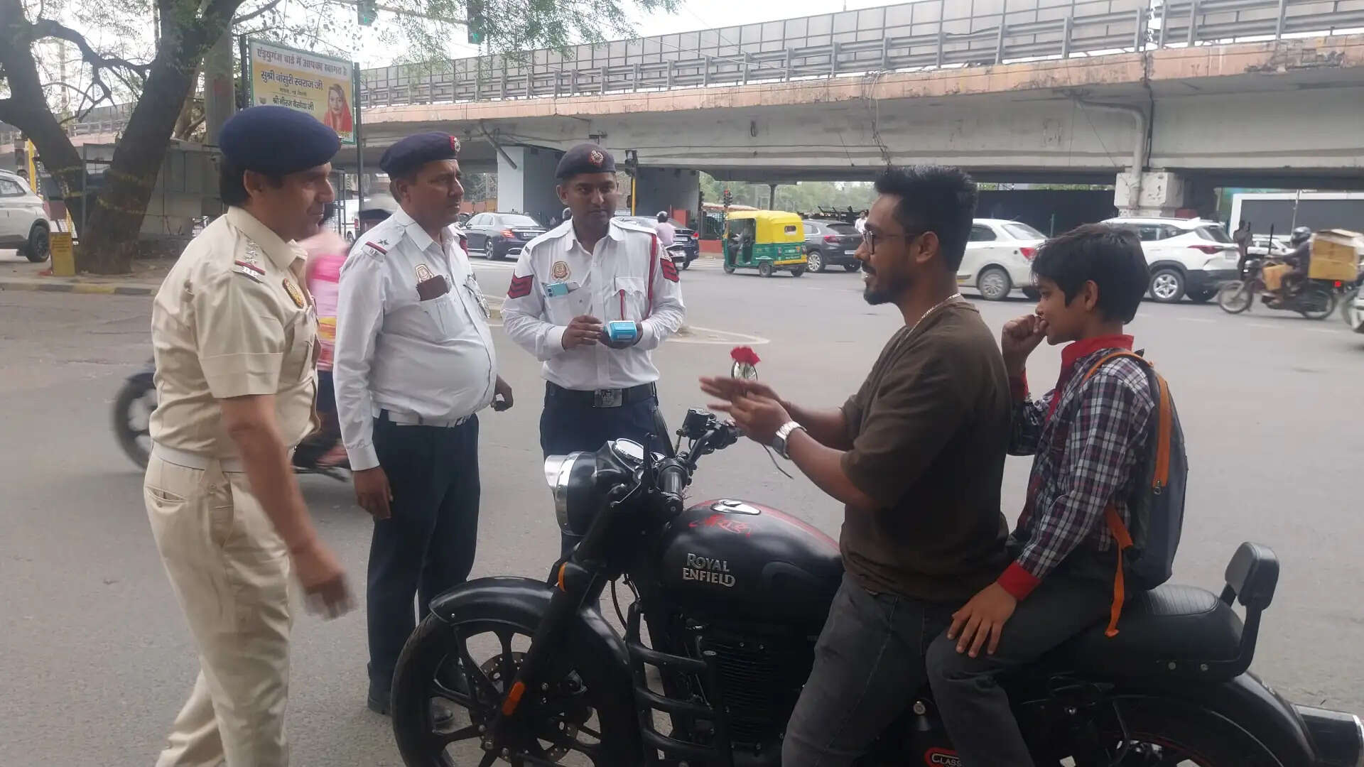दिल्ली में ट्रैफिक पुलिस का अनोखा हेलमेट जागरूकता अभियान