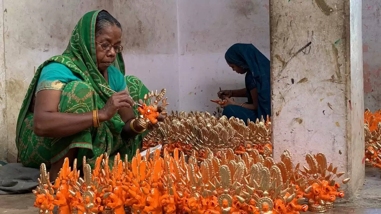 मिट्टी के संकट से जूझने के बाद भी प्रकाश पर्व पर कुम्हार उम्मीदों की लौ जलाये चाक तेजी से घुमा रहे