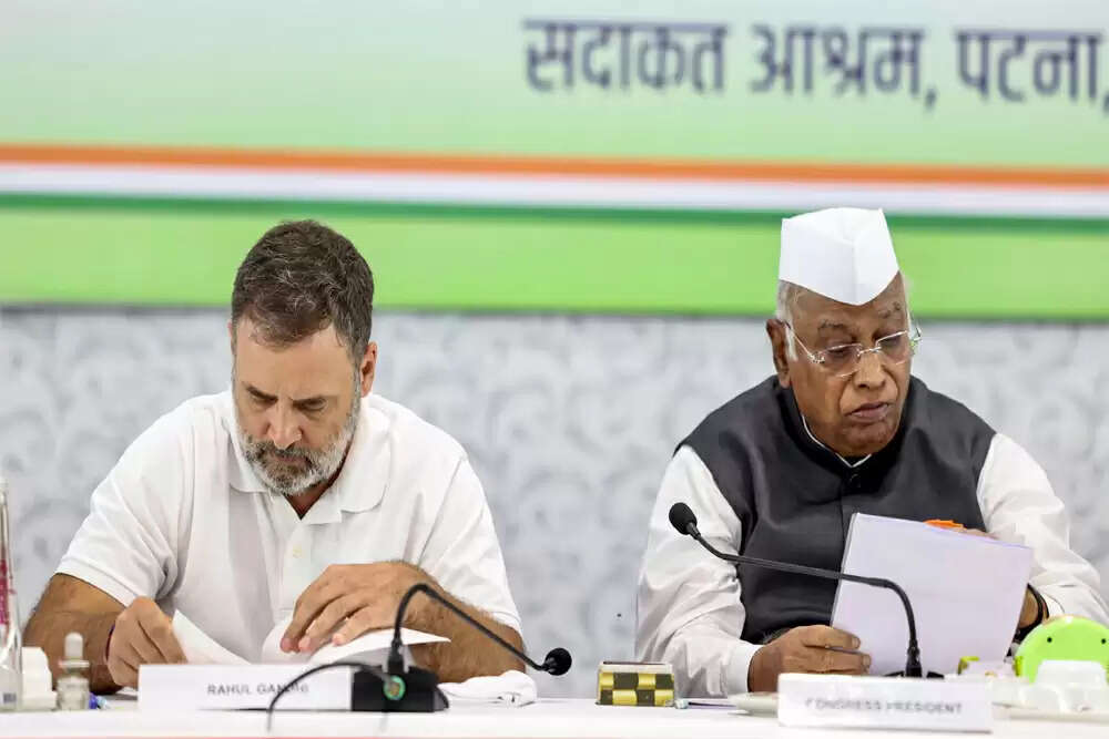 बिहार चुनाव के बाद कांग्रेस में बढ़ी खींचतान, इस्तीफों का दौर शुरू