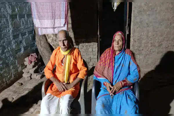 48 साल बाद लौट आई पत्नी, पति की आंखों में खुशी के आंसू