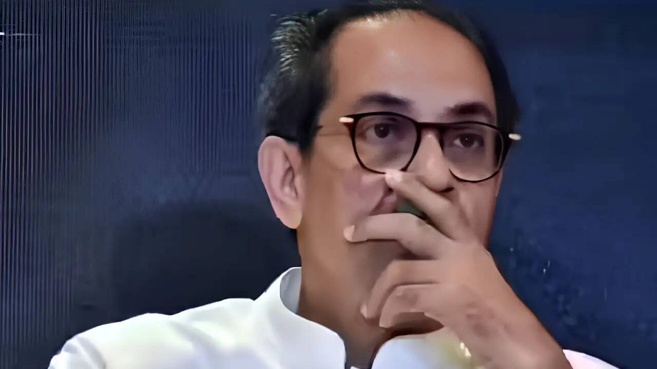 महाराष्ट्र की राजनीति में शिवसेना में हलचल: सांसदों की अनुपस्थिति से बढ़ी अटकलें
