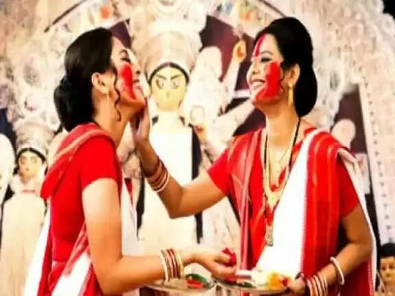 दशमी पर बंगाल की खास परंपरा - सिंदूर खेला