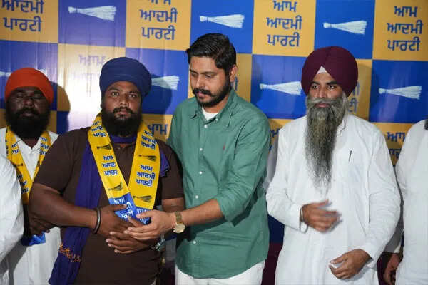 तरनतारन में भाजपा नेताओं का आम आदमी पार्टी में शामिल होना
