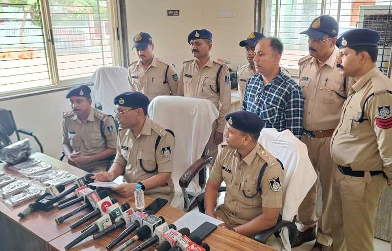 बुरहानपुरः अवैध हथियारों का तस्कर गिरफ्तार, 07 हस्तनिर्मित पिस्टल जब्त