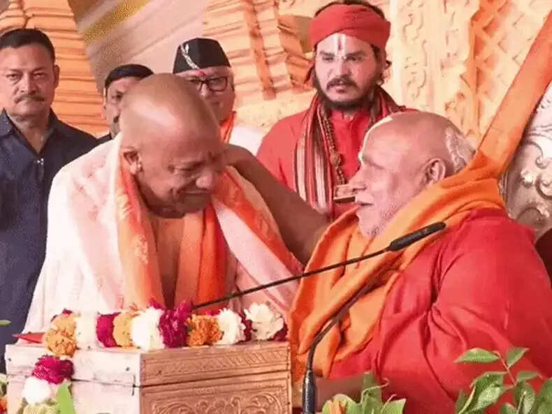 सीएम योगी ने रामभद्राचार्य की कथा में लव जिहाद पर दिया संदेश