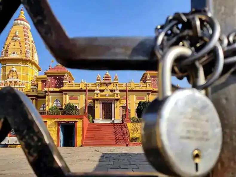 चंद्र ग्रहण 2026: मंदिरों के कपाट बंद, जानें विशेषताएँ