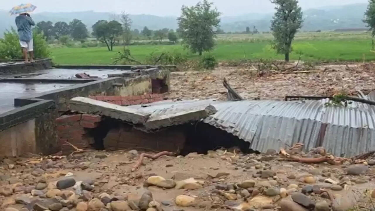 कठुआ में बादल फटने से मची तबाही: 4 की मौत, राहत कार्य जारी