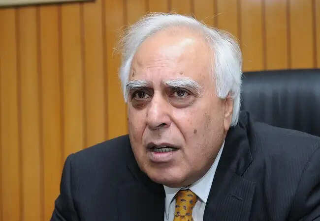 दिल्ली के पूर्व मुख्यमंत्री केजरीवाल और सिसोदिया को कोर्ट से मिली राहत, कपिल सिब्बल ने उठाए सवाल