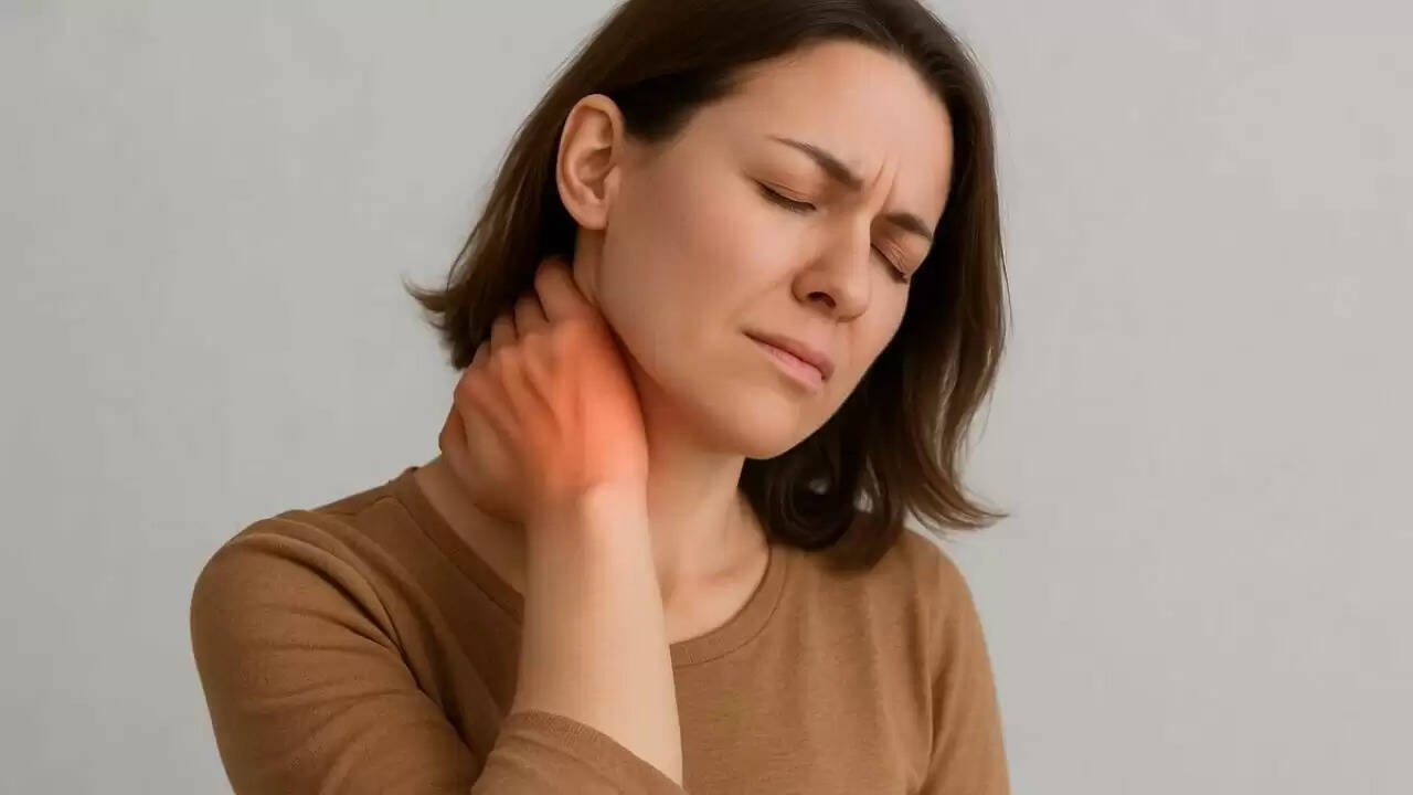 सर्दियों में गर्दन दर्द से राहत पाने के सरल घरेलू उपाय