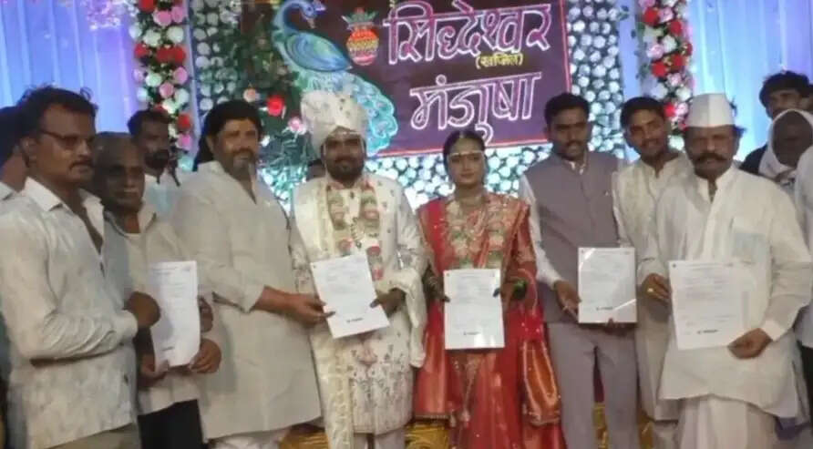 दूल्हे ने शादी में दिया अनोखा तोहफा: ग्रामीणों के लिए दुर्घटना बीमा