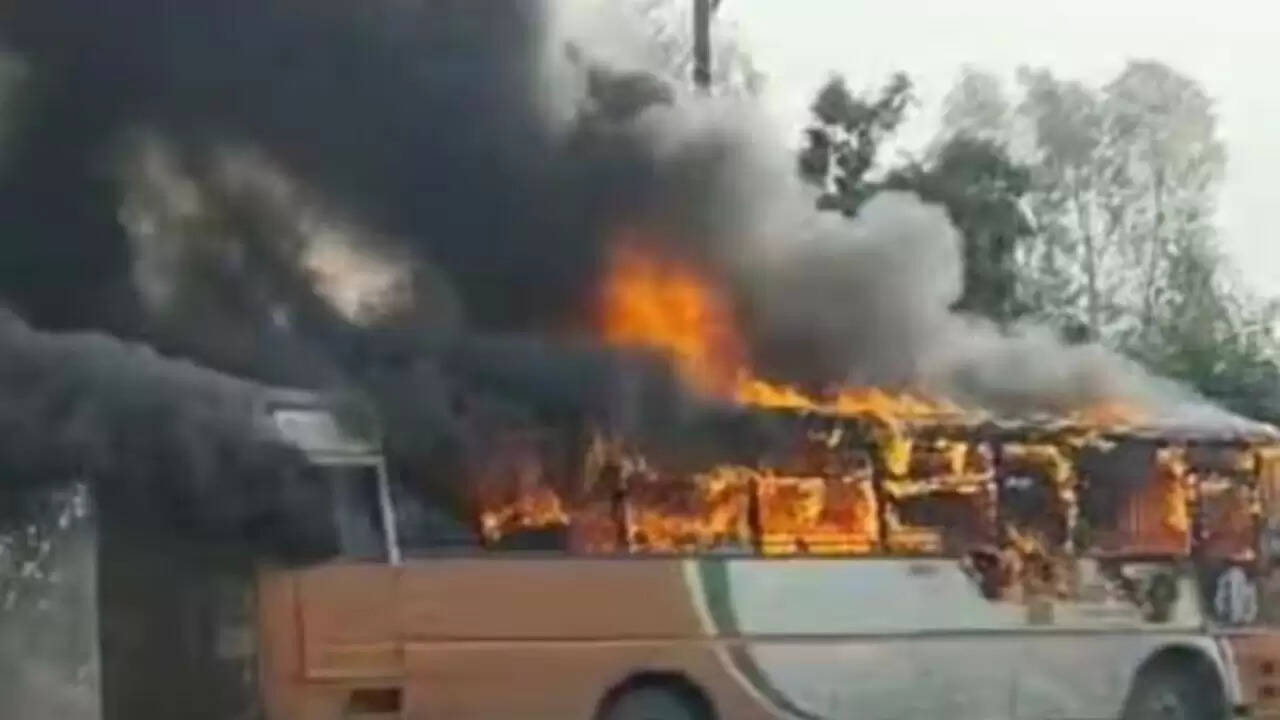 अकबरपुर बस में आग: चालक की सूझबूझ से बची यात्रियों की जान