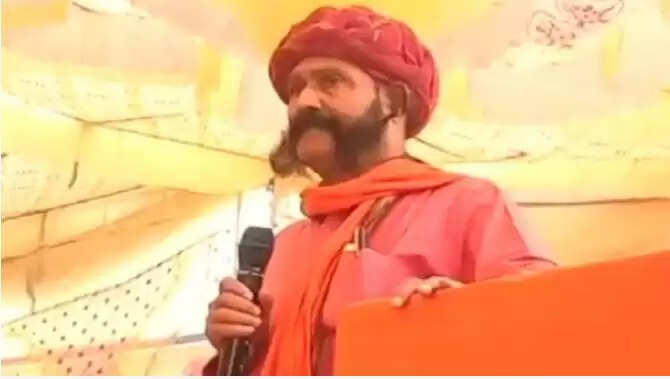 बागपत में महापंचायत में दहेज पर विवादित बयान, सुरक्षा के लिए दी जाने लगीं कटार और रिवॉल्वर