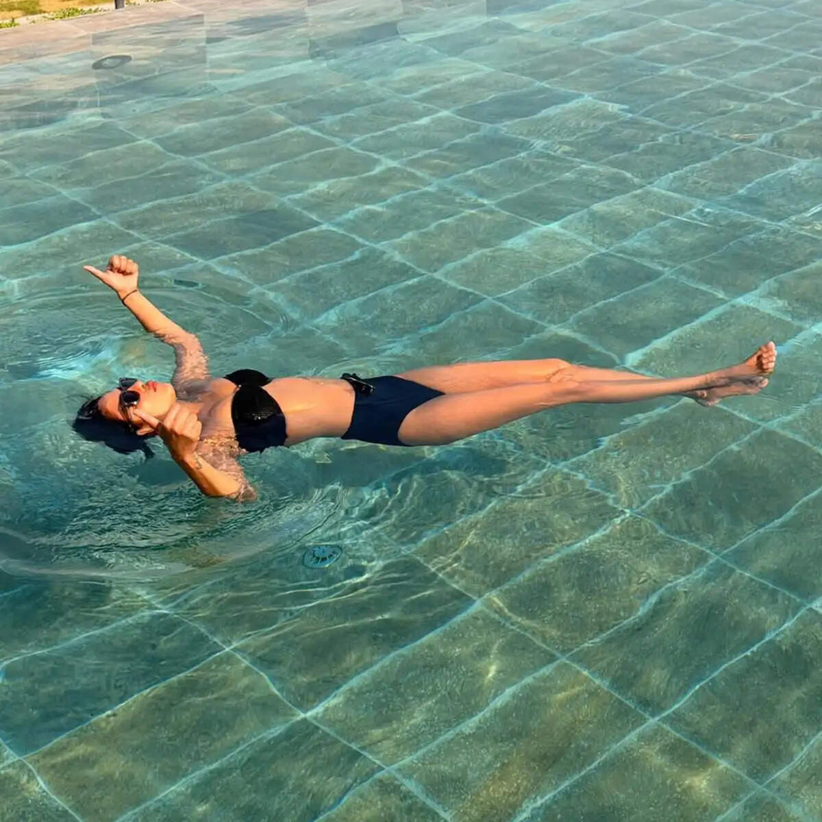 प्रियंका चोपड़ा का शानदार बिकिनी लुक: 43 की उम्र में भी बिखेर रही हैं जलवा