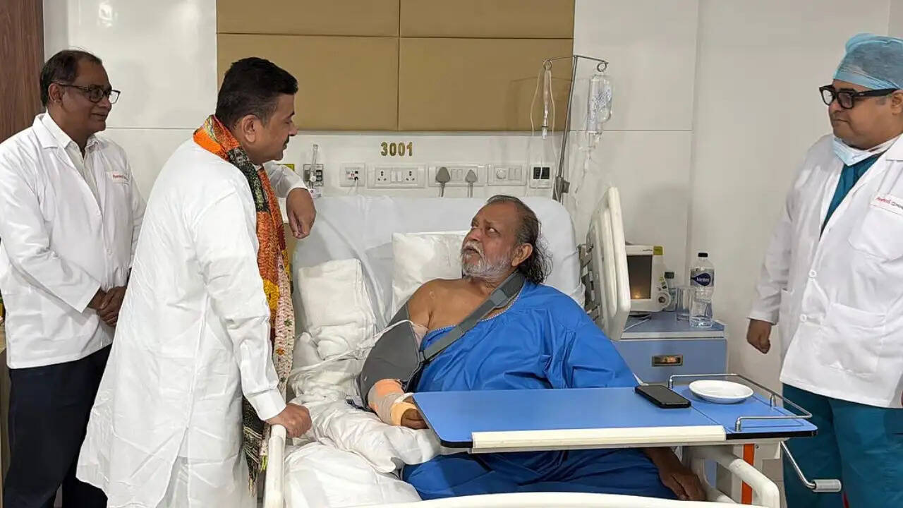 मिथुन चक्रवर्ती अस्पताल में भर्ती, सर्जरी सफल रही