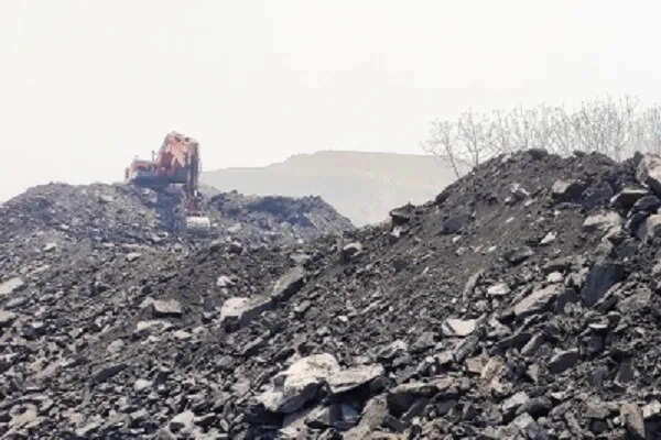 धनबाद में अवैध कोयला खनन के दौरान बड़ा हादसा, 10 से अधिक मजदूरों के दबने की आशंका