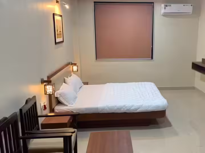 आईआरसीटीसी की नई सुविधा: रेलवे स्टेशन पर सिर्फ 100 रुपये में होटल जैसा कमरा