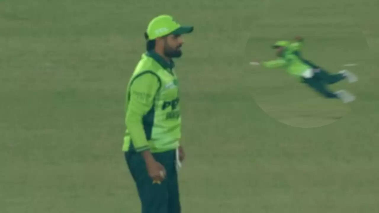 बाबर आजम का शानदार कैच, लेकिन बल्लेबाजी में जारी है संघर्ष