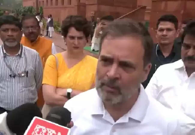 राहुल गांधी ने ट्रंप की 'मृत अर्थव्यवस्था' टिप्पणी पर उठाए सवाल