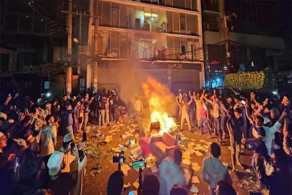 बांग्लादेश में मीडिया पर हमले: पत्रकारों ने तीन घंटे छत पर बिताए