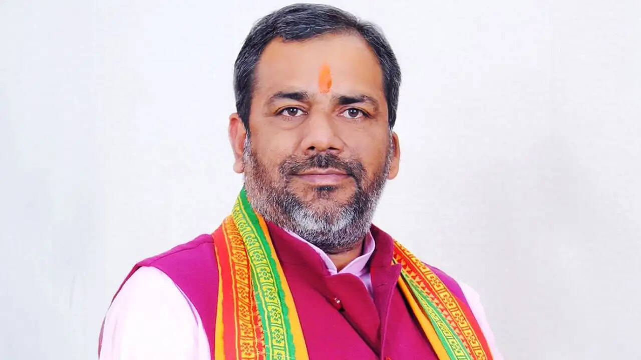 गाजियाबाद में सूर्या प्रताप चौहान हत्याकांड: मंत्री सुनील शर्मा ने पीड़ित परिवार को दी आर्थिक सहायता