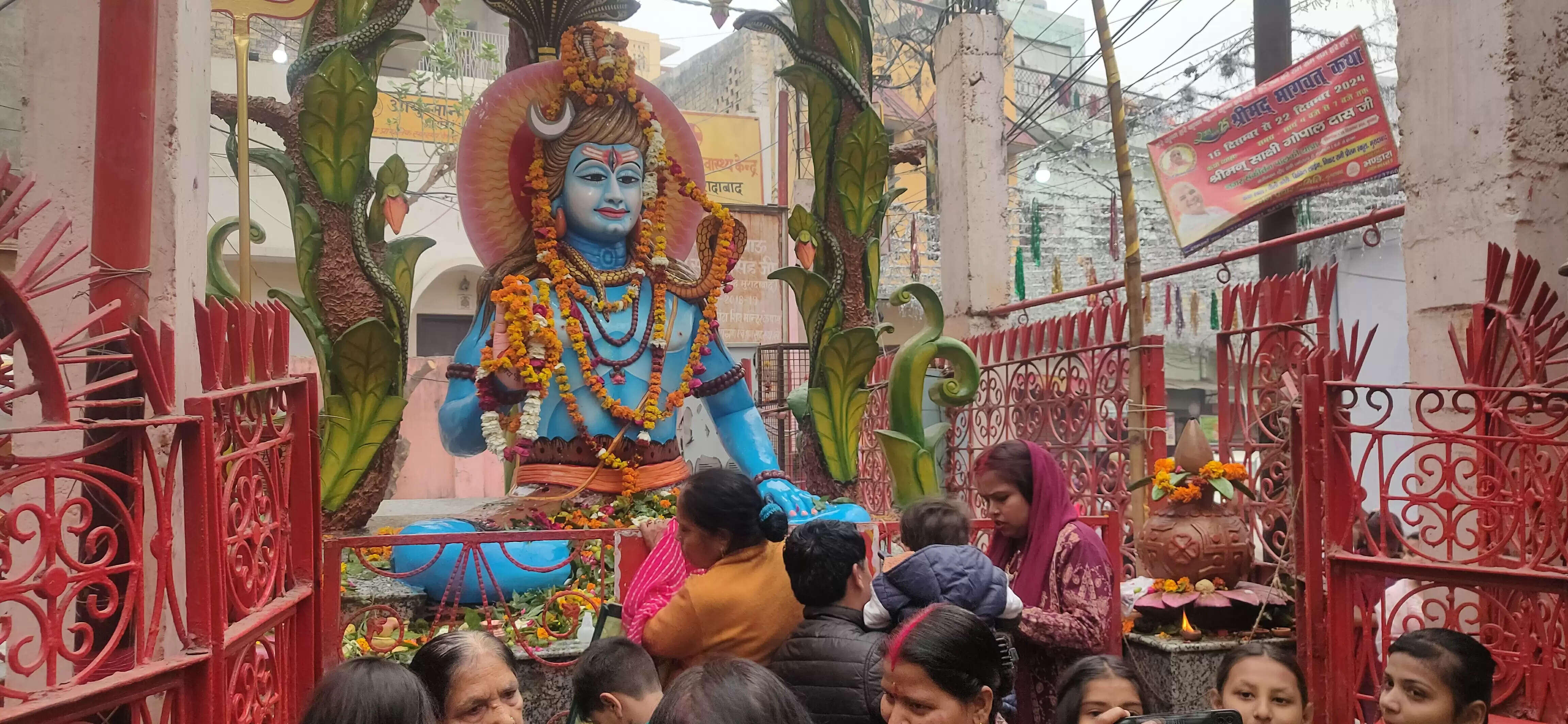 मुरादाबाद के प्राचीन सिद्धपीठ 84 घंटा मंदिर पर सावन मास में चढ़ती हैं लाखों कांवड़
